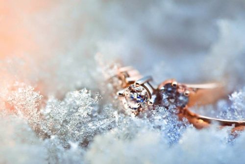 anillo de oro en la nieve