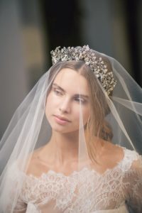 acconciatura da sposa con velo e tiara