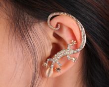 boucle d'oreille avec clip sur une oreille