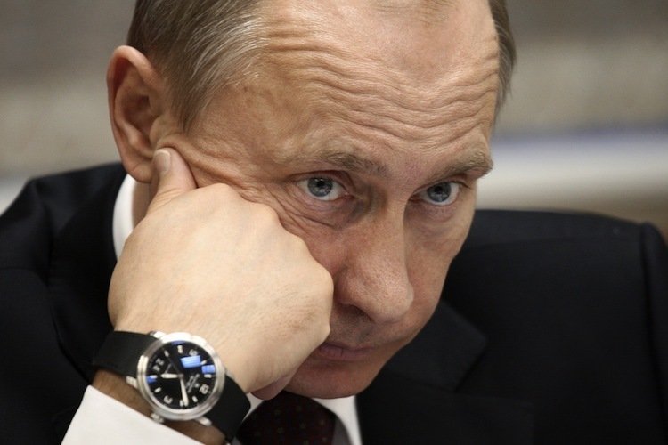 Perché Putin indossa un orologio alla mano destra?