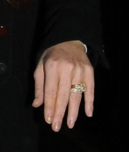 på vilket finger bär änkor ringen?