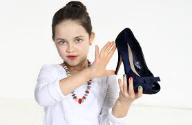 Zapatos infantiles con tacones.