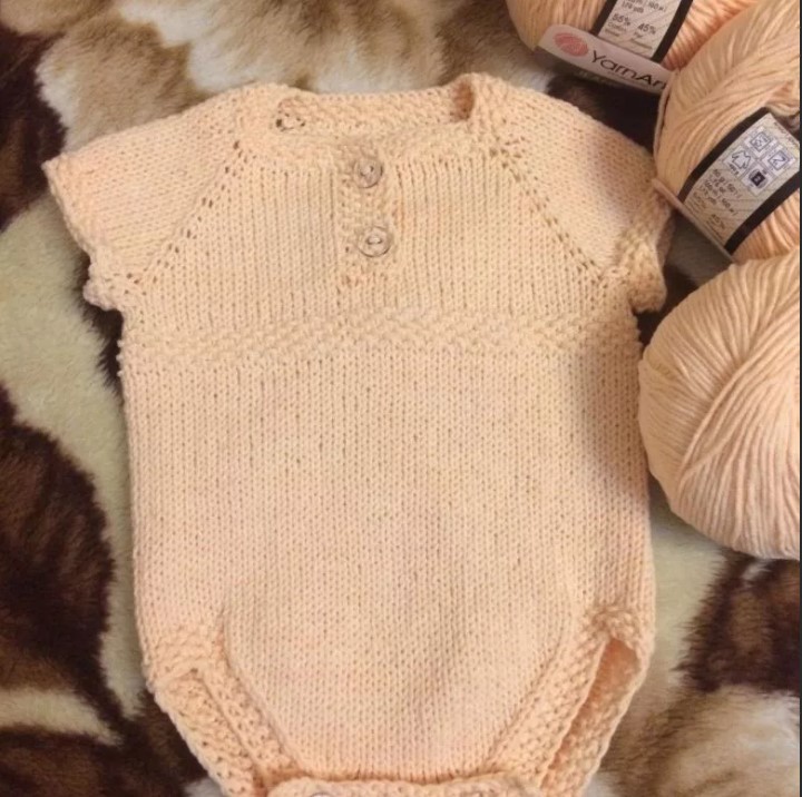 Baju badan rajutan untuk bayi baru lahir dalam krim raglan