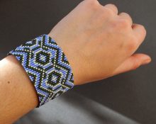 bredt armbånd med perler