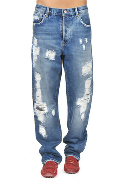 Ledermokassins mit weiten Jeans