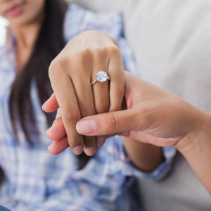 Cincin pertunangan dipakai di tangan yang manakah?