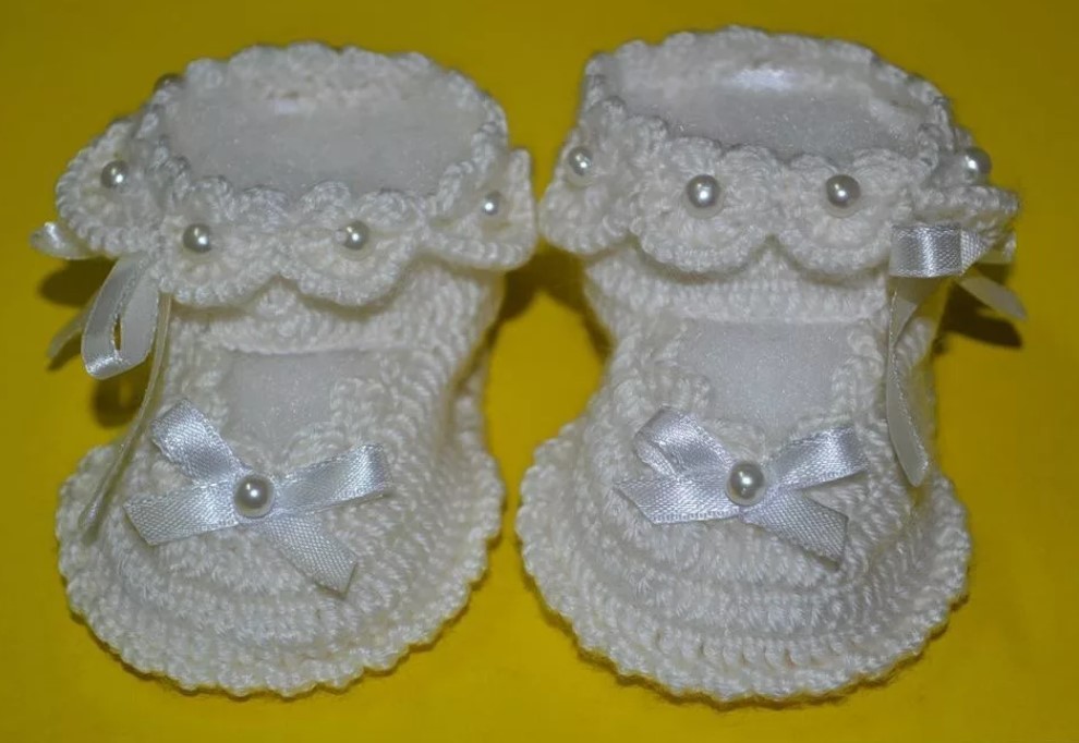 Booties có diềm xếp nếp màu trắng