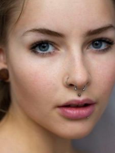 ragazza con piercing