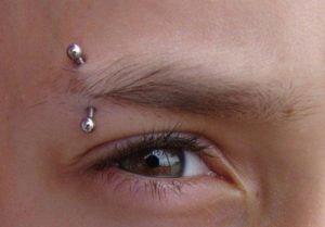 szemöldök piercing