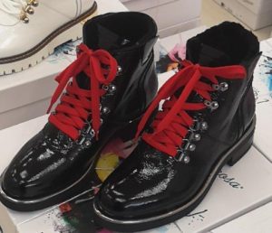 botas con cordones rojos