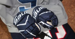 gants de hockey sur le siège