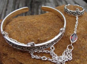 armband aan ketting