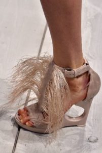 sandalias beige con plumas