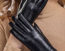 fille aux gants noirs