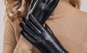 Mädchen in schwarzen Handschuhen