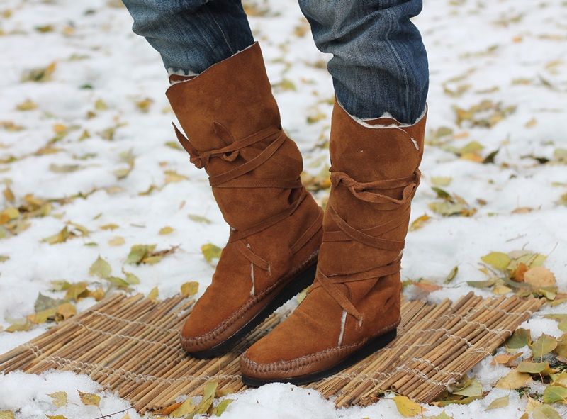 Winter moccasin boots in ethnic style