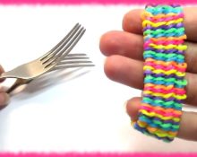 cómo tejer pulseras con bandas elásticas usando un tenedor