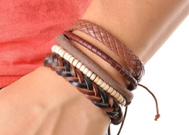 leren armband bij de hand