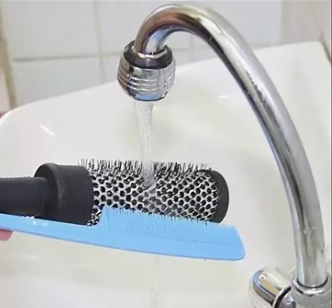 cleaning combs under water