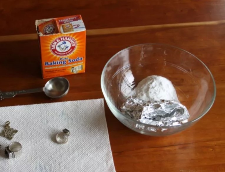 làm sạch nhẫn bạc bằng baking soda và giấy bạc