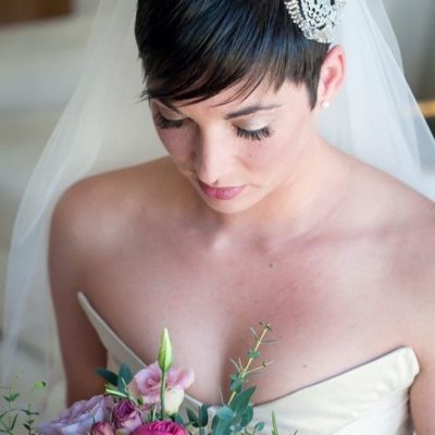 acconciatura da sposa per capelli corti con velo