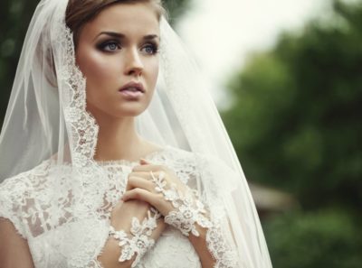 acconciatura da sposa con velo e tiara