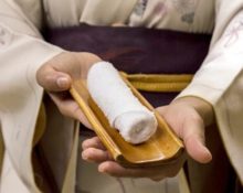 Pourquoi servent-ils des serviettes mouillées dans un bar à sushi ?