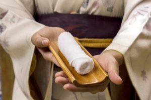 Pourquoi servent-ils des serviettes mouillées dans un bar à sushi ?