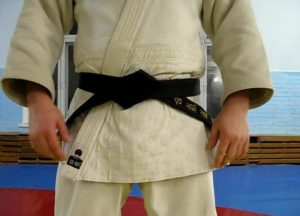 Come allacciare una cintura su un kimono, combattimento corpo a corpo.