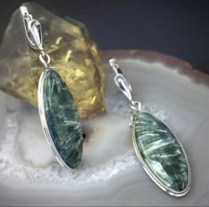 boucles d'oreilles pierres avec séraphinite verte