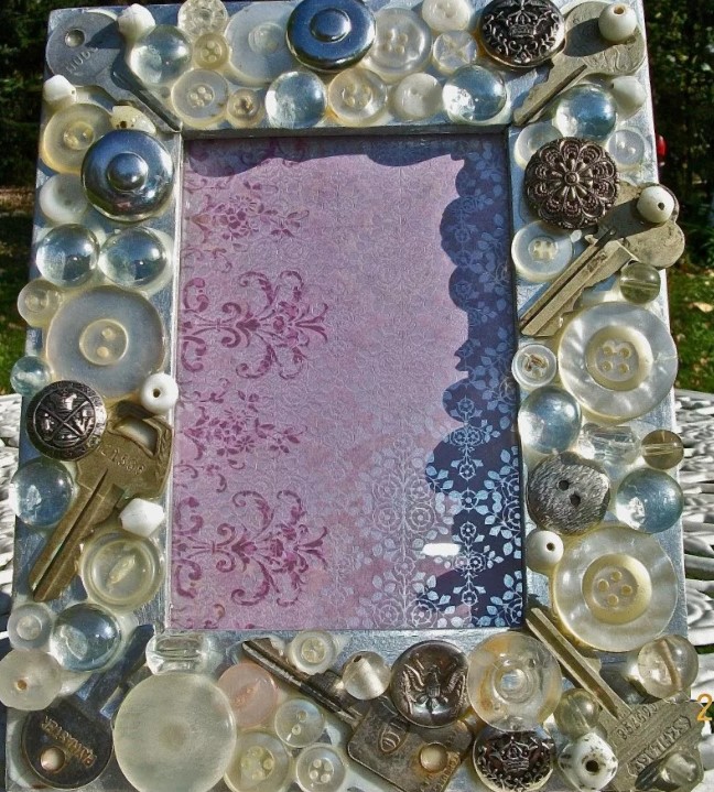 button paintings photo frame