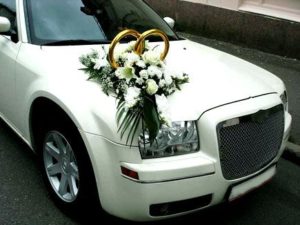 Anillos de coche de bricolaje para una boda.