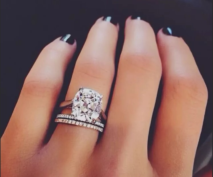 Diamantring zur Hand 