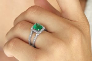 cincin dengan dan zumrud di tangan kiri