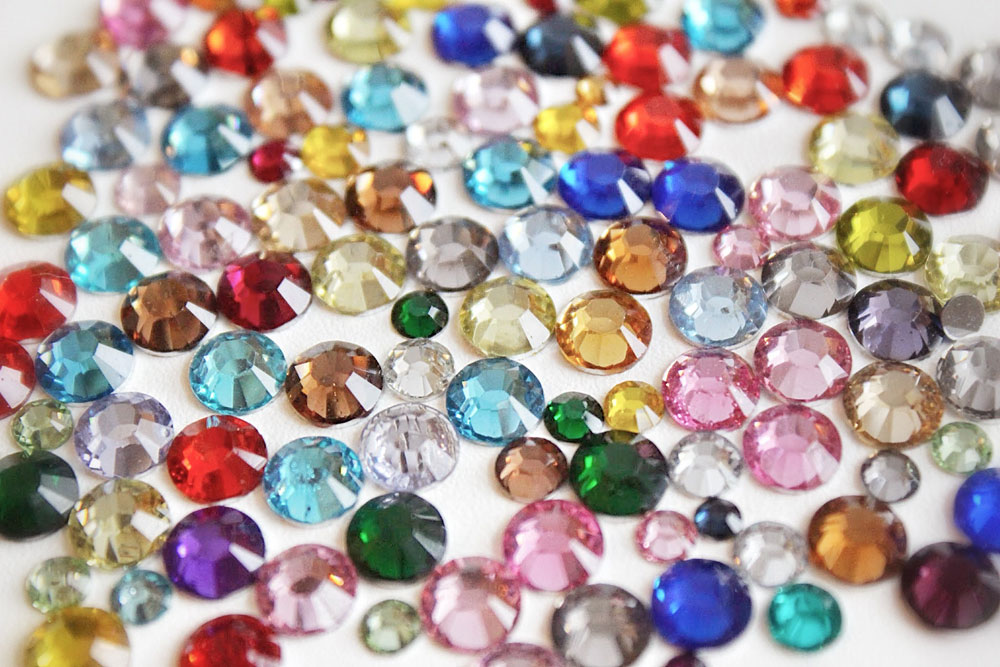 maraming kulay rhinestones