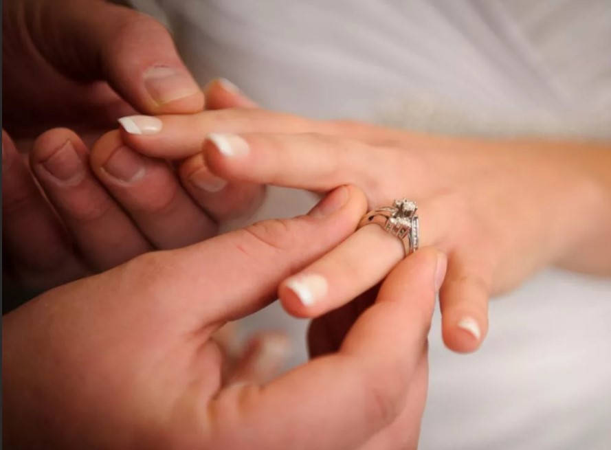 anillos de boda en la mano izquierda 2