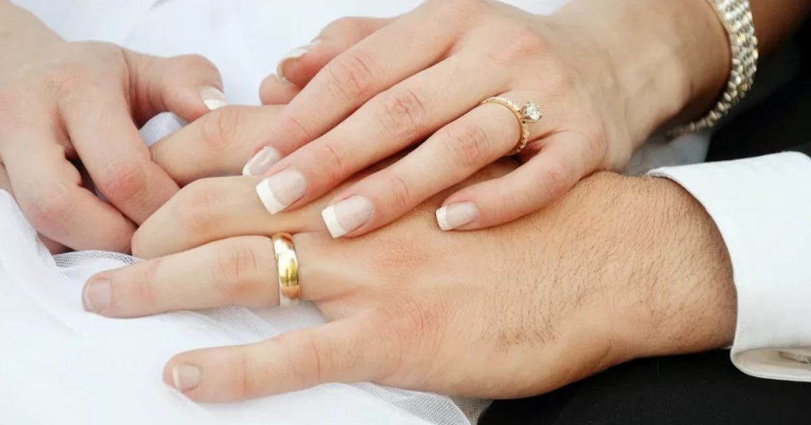 anillos de boda en la mano izquierda