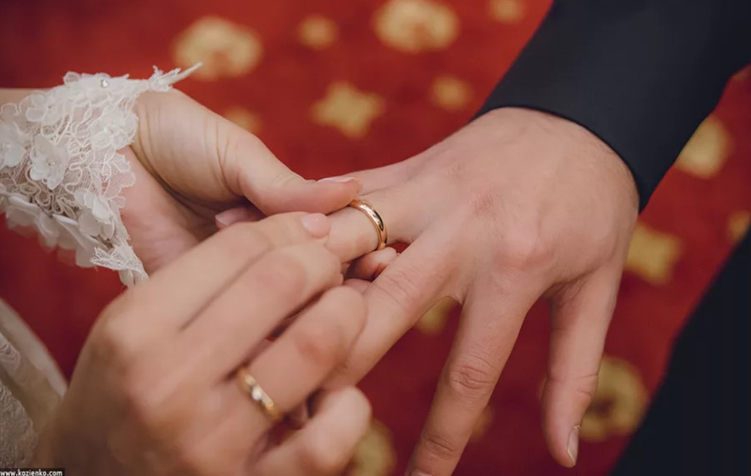 anillos de boda en diferentes manos de recién casados