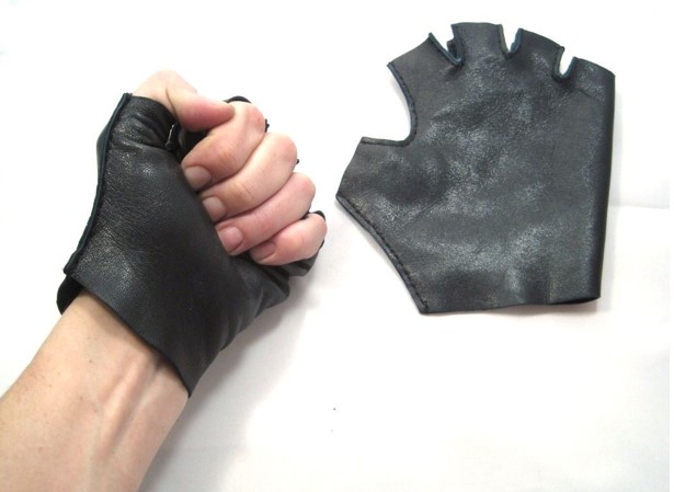 essayer des gants sans doigts