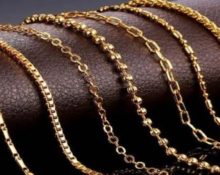 diversi braccialetti d'oro intrecciati