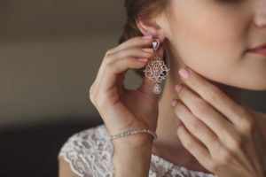 boucle d'oreille sur l'oreille droite