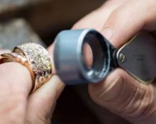 controle van een gouden ring door een juwelier