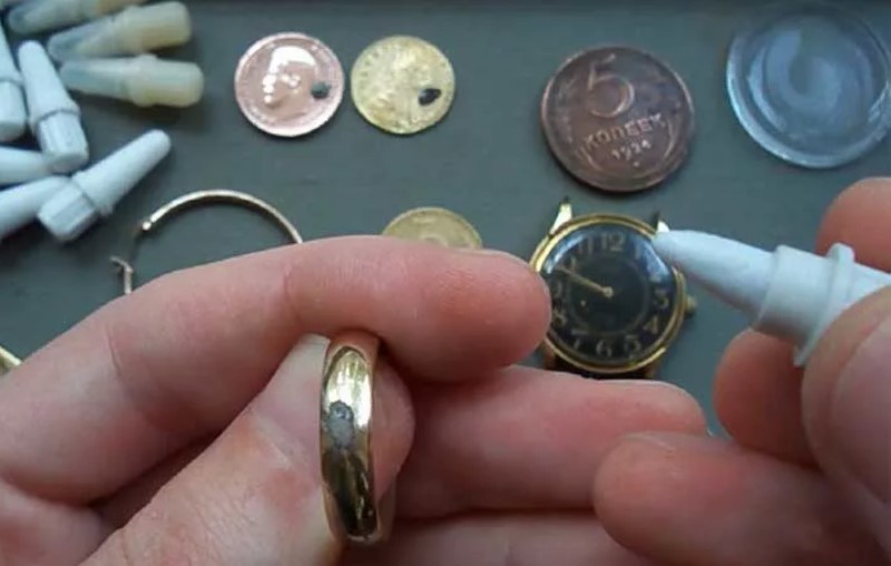 vérifier une bague en or avec un crayon lapis