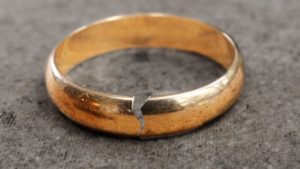 anillo de bodas roto