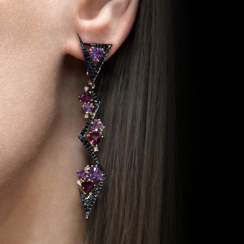 boucles d'oreilles avec de nombreuses pierres