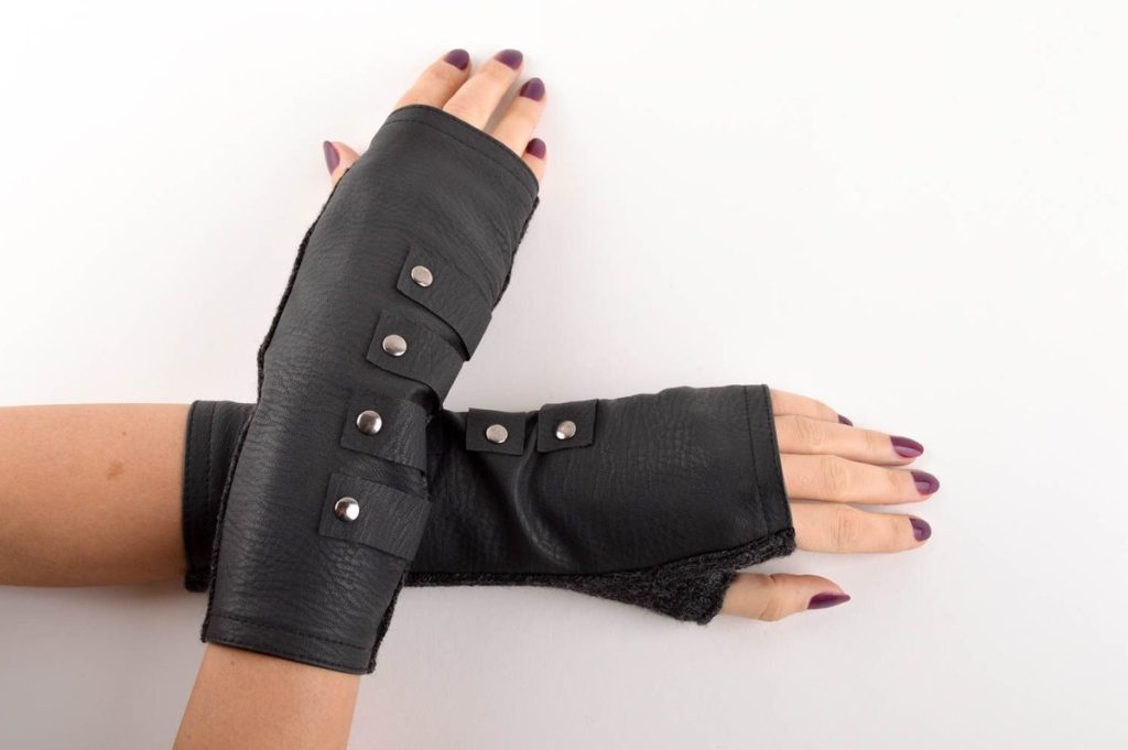 fingerless gloves