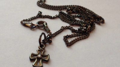 zwartgeblakerde ketting met een kruis