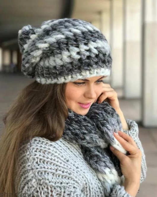 chapeau au crochet noir et blanc à partir de fil épais