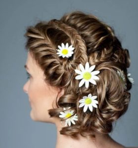 penteado com grampos de camomila