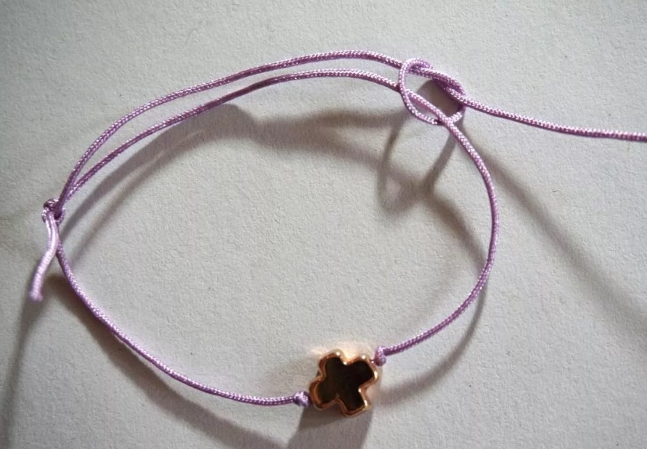 Nudo corredizo en una pulsera, tejido listo